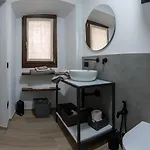 アパート Ottavio's House By Rentmax, 10min From Maggiore